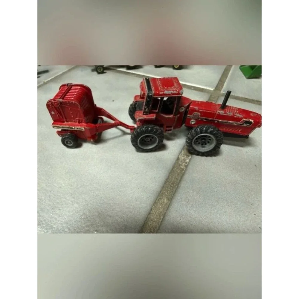 Vintage ERTL 1/64 International Harvester 6388 2+2 Tractor with Round Baler